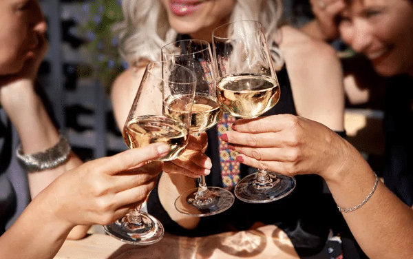 Frau informiert sich über Die 10 Stufen des Alkoholismus: Eine Reise durch die Abgründe
