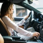 Darf man mit Rippenbruch Autofahren