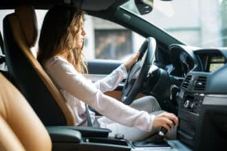 Darf man mit Rippenbruch Autofahren
