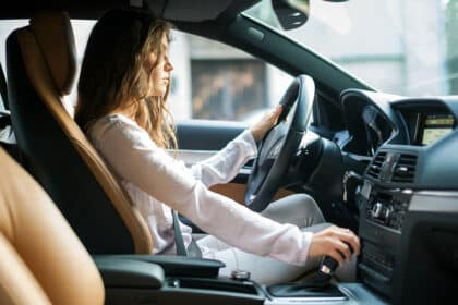 Darf man mit Rippenbruch Autofahren