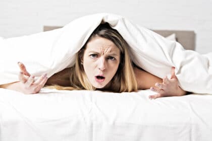 starkes schwitzen in der nacht frau