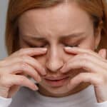 Geschwollene Augen durch Leberprobleme