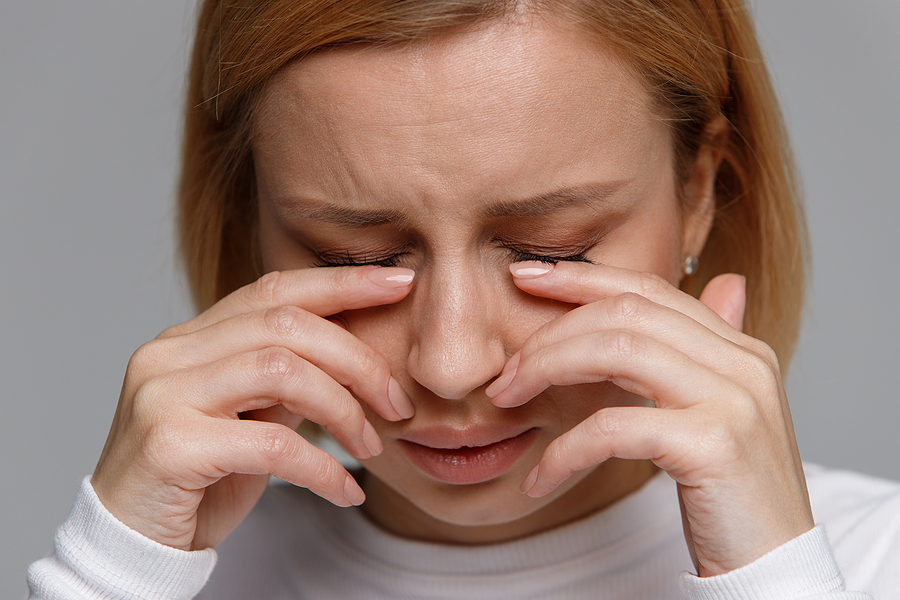 Geschwollene Augen durch Leberprobleme