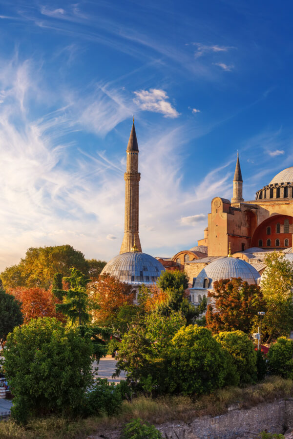 Panoramablick auf die Hagia Sophia in Istanbul mit Minaretten und blauem Himmel bei Sonnenuntergang