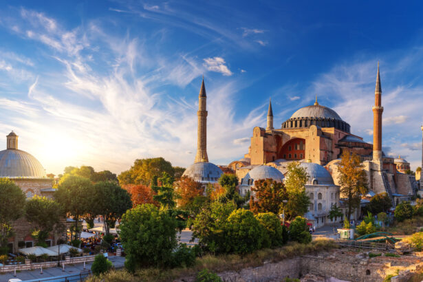 Panoramablick auf die Hagia Sophia in Istanbul mit Minaretten und blauem Himmel bei Sonnenuntergang
