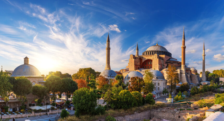 Panoramablick auf die Hagia Sophia in Istanbul mit Minaretten und blauem Himmel bei Sonnenuntergang